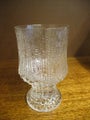 Tapio Wirkkala , Iittala Ultima Thule punaviinilasi , korkeus 12 cm  ja vetoisuus 23 cl.